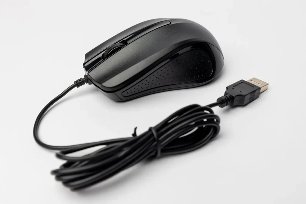 Exhibidor de una tienda con accesorios de computación: mouse, cables y hubs