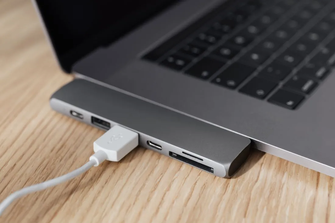 Hub USB tipo C conectado a una laptop en un escritorio