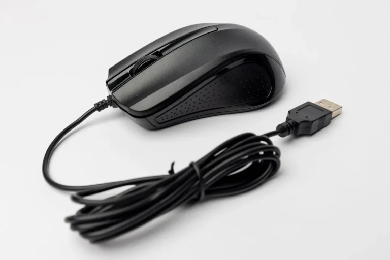 Exhibidor de una tienda con accesorios de computación: mouse, cables y hubs