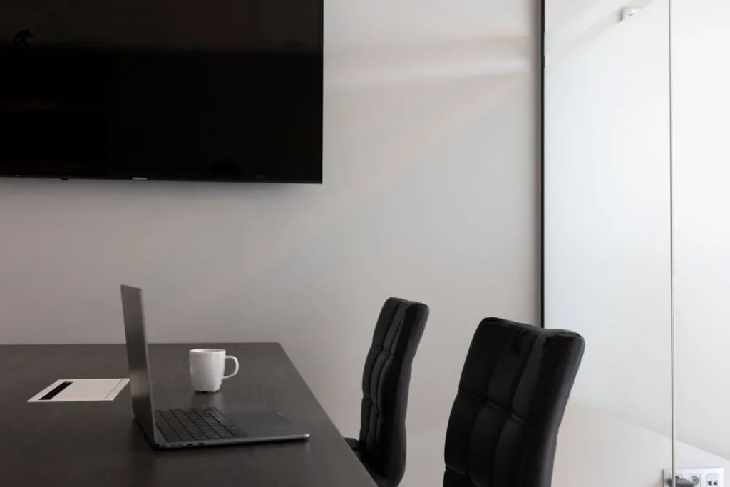 Pantalla instalada en una sala de reuniones conectada por HDMI