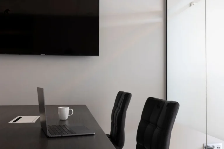 Pantalla instalada en una sala de reuniones conectada por HDMI