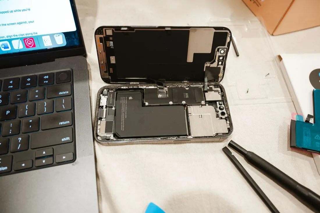 Batería interna de una laptop con su etiqueta de código visible