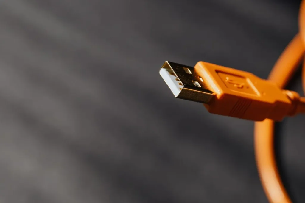 Cable USB conectado a la parte trasera de una impresora de oficina