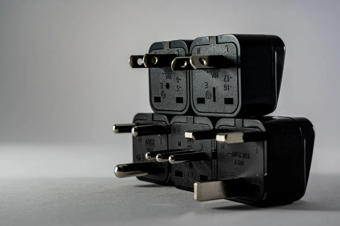 Etiqueta de un cargador con los datos de voltaje y amperaje