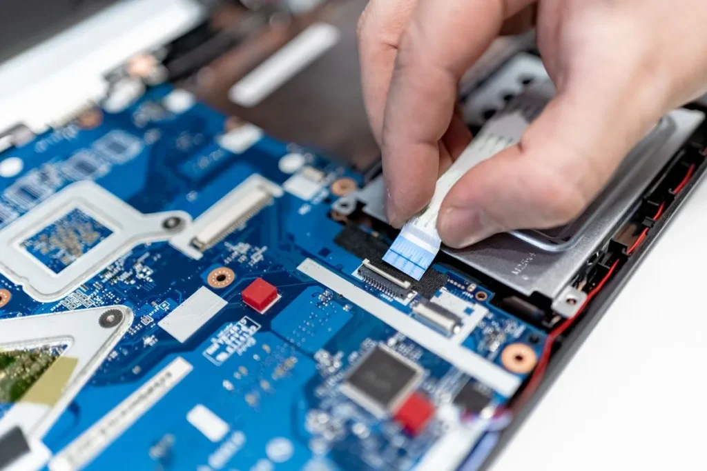 Mesa de trabajo de un servicio técnico con varias laptops abiertas