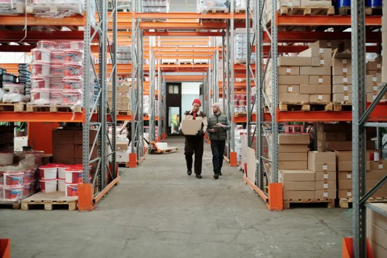 Bodega con cajas de productos de tecnología listas para despacho