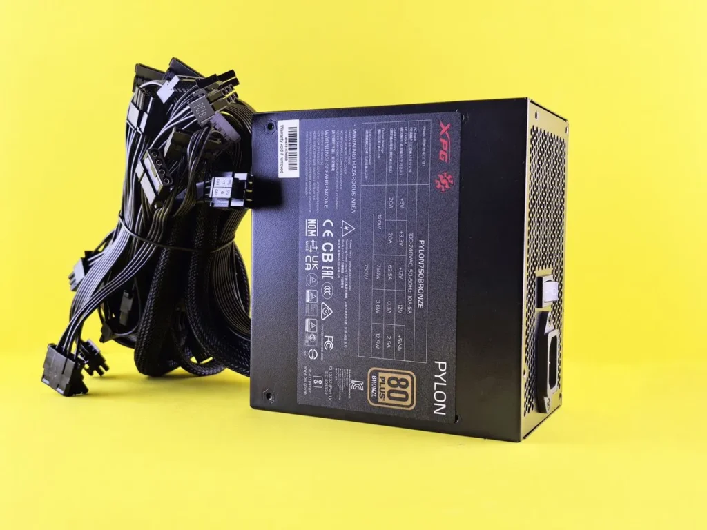 Fuente de poder instalada dentro de un case de computadora de escritorio