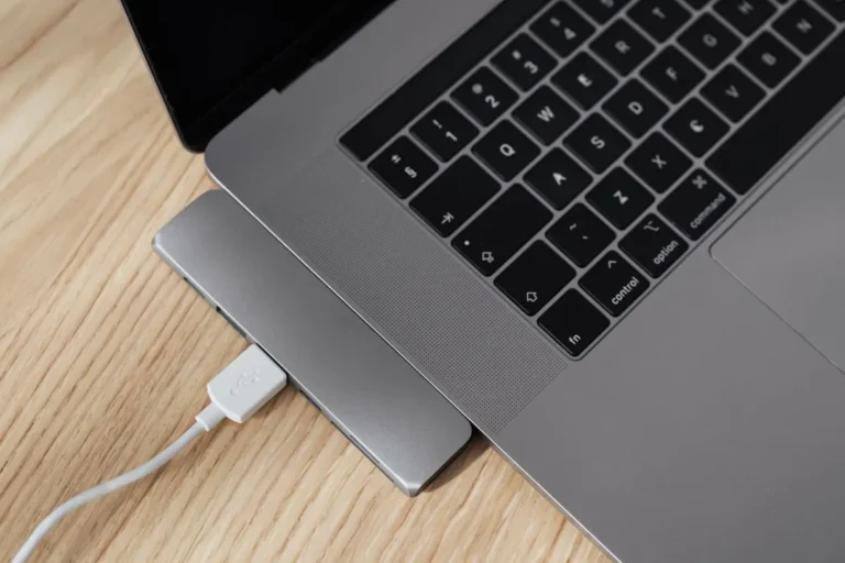Hub USB tipo C conectado a una laptop sobre un escritorio