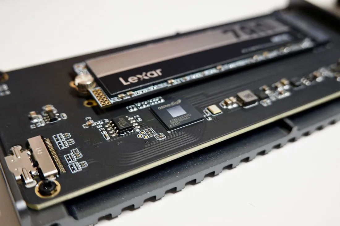 Disco sólido NVMe M.2 sobre una mesa de trabajo