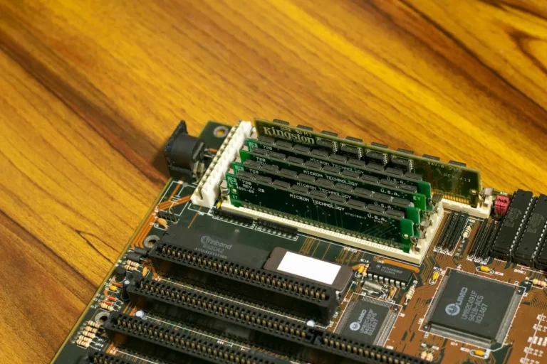 Técnico instalando un módulo de memoria RAM en una placa madre