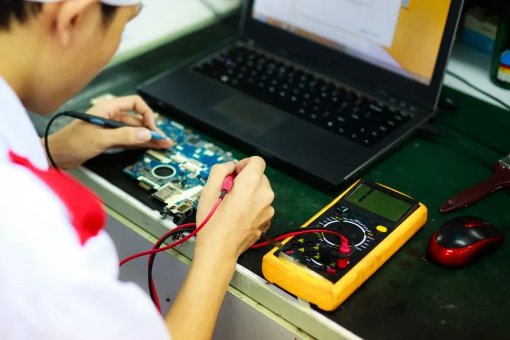 Técnico cambiando la pantalla de una laptop en su mesa de trabajo