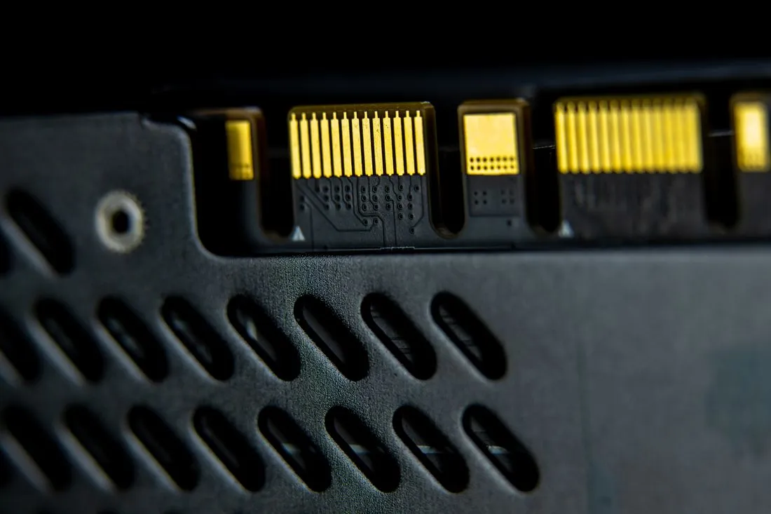 Parte trasera de un panel de laptop con su etiqueta y conector a la vista