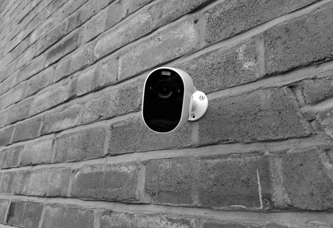 Cámara de seguridad IP instalada en una pared exterior