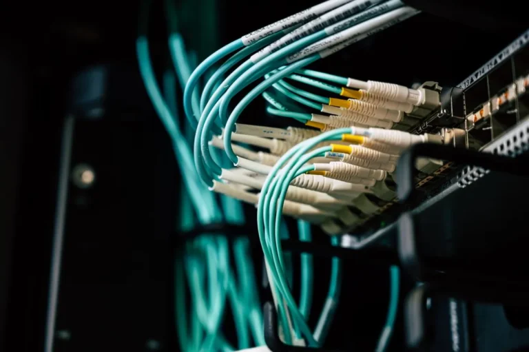 Switch de red con varios cables UTP conectados en un rack