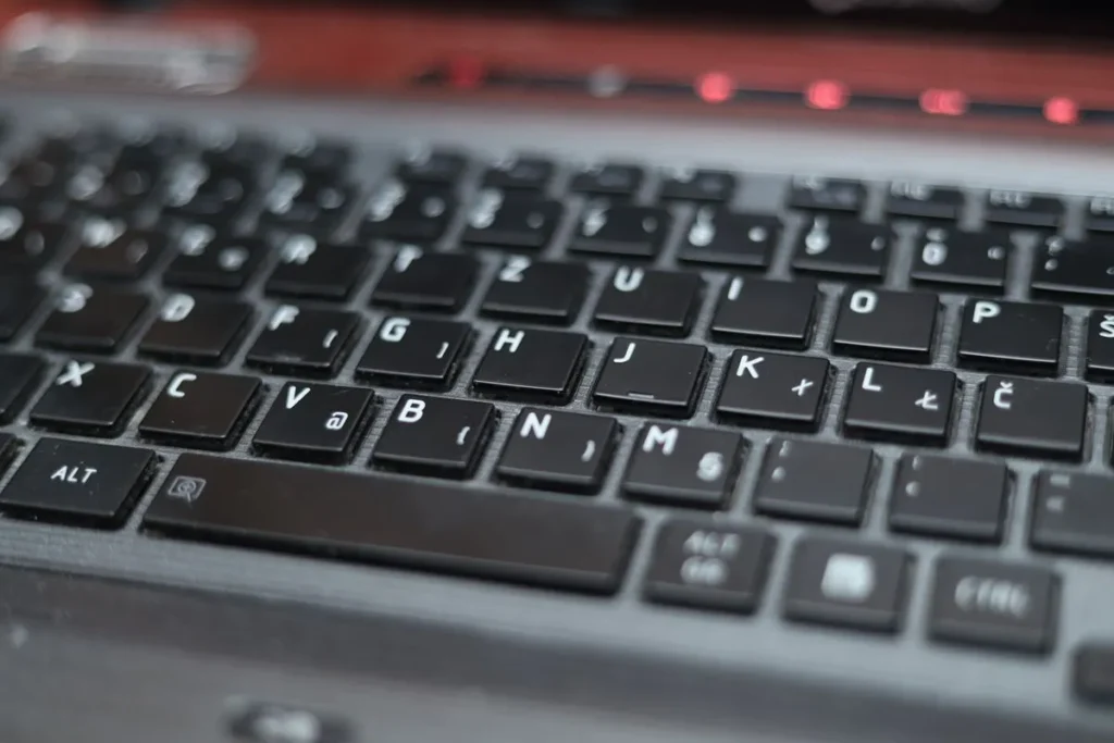 Técnico cambiando el teclado de una laptop en su mesa de trabajo