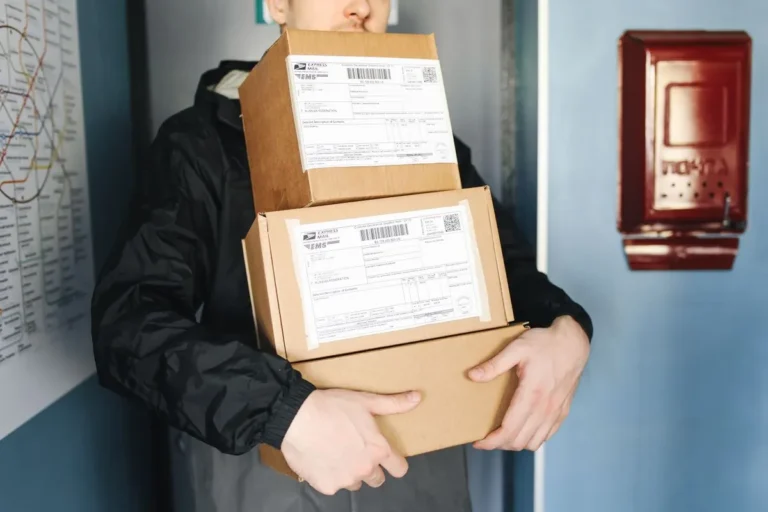 Cajas embaladas listas para envío a distintas ciudades